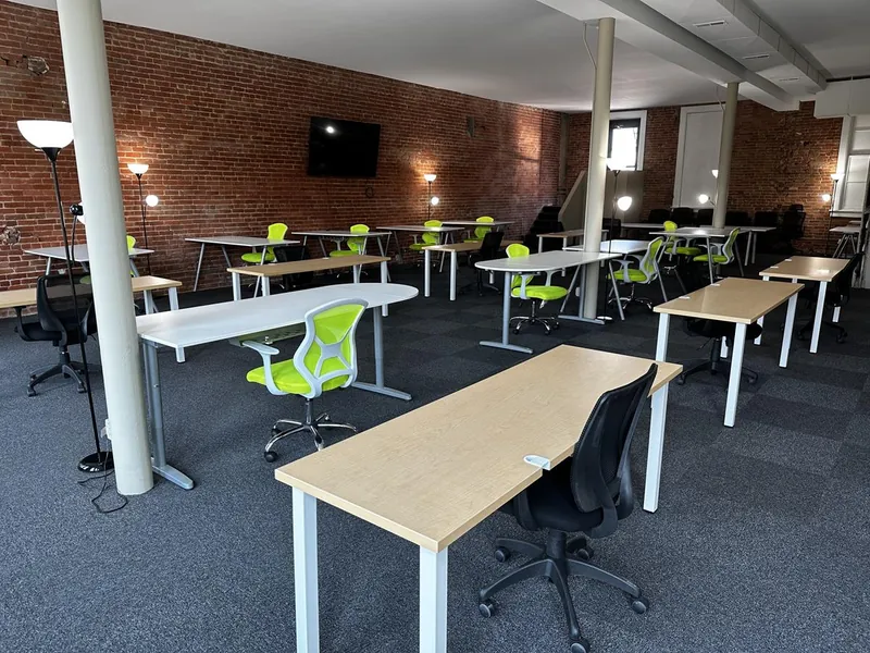 Desks and workstations on the DTX WRX coworking floor