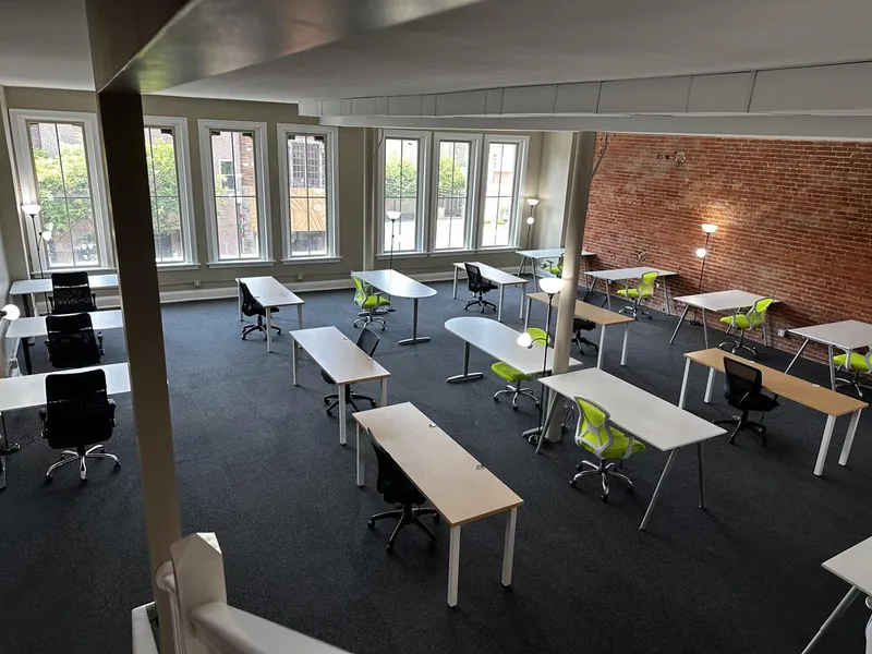 Desks and workstations on the DTX WRX coworking floor